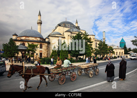 La Selimiye Camii (moschea), a sinistra e la cupola turchese del museo di Mevlana, Konya, Anatolia, Turchia Foto Stock