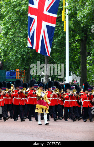 Banda di ottoni di membri dell'irlandese e guardie Coldstream marciare lungo Pall Mall Trooping durante il colore, Londra , Inghilterra 2011 Foto Stock