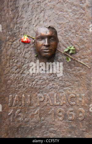 Monumento a Jan Palach che hanno dato fuoco a se stesso in segno di protesta contro la frantumazione della Primavera di Praga nel 1969 Praga Repubblica Ceca Europa Foto Stock