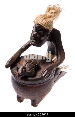 Chiudere in legno posacenere come sciamano africano figurina isolati su sfondo bianco. Foto Stock