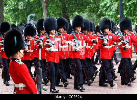 Protezioni gallese marciare lungo Pall Mall Trooping durante il colore, Londra , Inghilterra 2011 Foto Stock