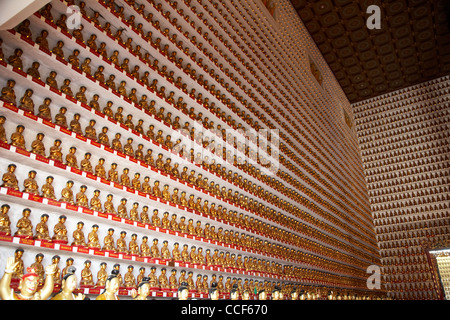 Centinaia di piccole Golden Statue di Buddha nel monastero di diecimila buddha sha tin nuovi territori di hong kong cina della RAS di Hong Kong Foto Stock