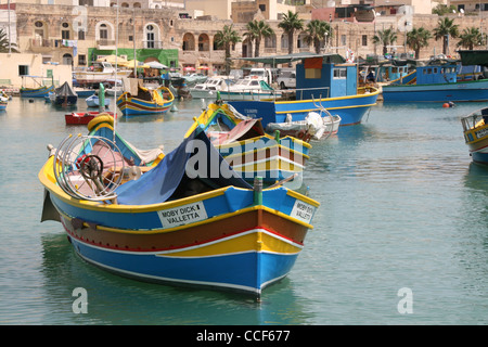 Luzzu barche da pesca nel porto di Marsaxlokk Malta Foto Stock