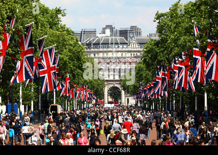 Folle dopo Trooping the Colour a Pall Mall fiancheggiato da bandiere Union Jack, Admiralty Arch in background, Londra, Inghilterra 2011 Foto Stock