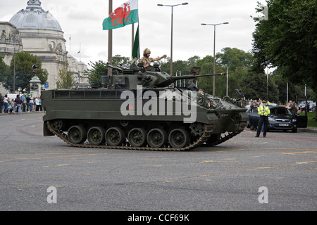 La parata reggimento reale gallese attraverso le strade di Cardiff Galles torna dal servizio attivo nell'agosto 2009. Veicolo blindato British Army Foto Stock