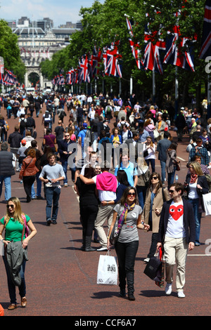 Folle a Pall Mall dopo Trooping the Colour, Admiralty Arch in background, Londra, Inghilterra 2011 Foto Stock