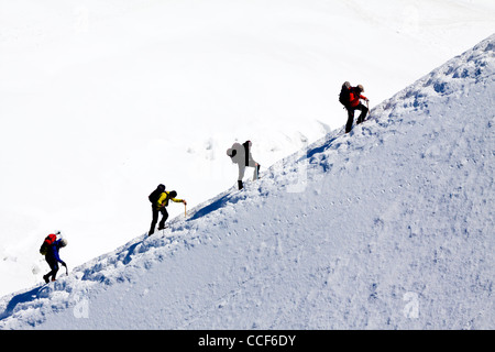 Gli alpinisti ascendente coperto di ghiaccio ridge in neve vicino alla vetta del Mont Blanc nelle Alpi francesi il picco più alto in Europa Foto Stock