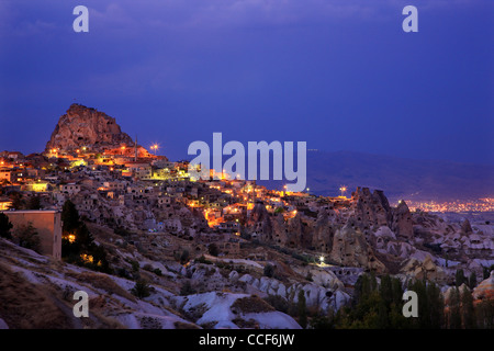 Bellissimo villaggio di Uchisar con il suo spettacolare castello roccioso, di notte. Nevsehir, Cappadocia, Turchia Foto Stock