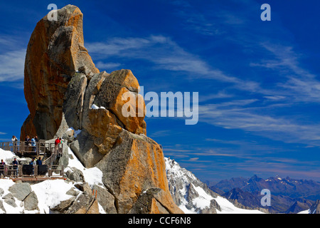 Vista delle Aiguilles e cime innevate vicino alla vetta del Mont Blanc è il punto più alto delle Alpi Francesi e in Europa Foto Stock