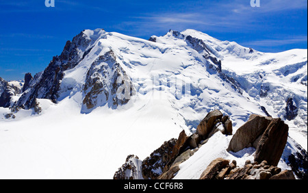 Vista delle Aiguilles e cime innevate vicino alla vetta del Mont Blanc è il punto più alto delle Alpi Francesi e in Europa Foto Stock