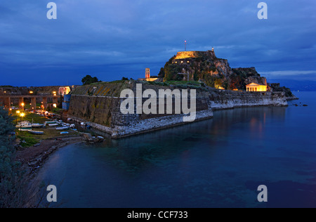 La Grecia, Corfù (o 'CORFU') isola. La vecchia fortezza e il canale chiamato 'Contrafossa', che lo separa dalla città vecchia. Foto Stock