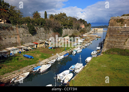 La Grecia, Corfù (o 'CORFU') isola. Il canale chiamato 'Contrafossa', che separa la Vecchia Fortezza dal centro storico. La Grecia Foto Stock