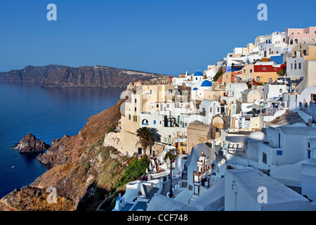 Vista della collina di Oia a Santorini in mattina presto Foto Stock