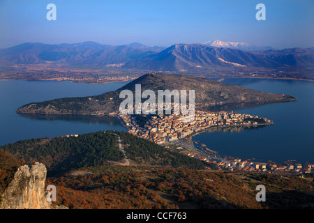 Vista panoramica di Kastoria città circondata da bellissimi "Orestias' o 'Orestiada lago". Macedonia, Grecia. Foto Stock
