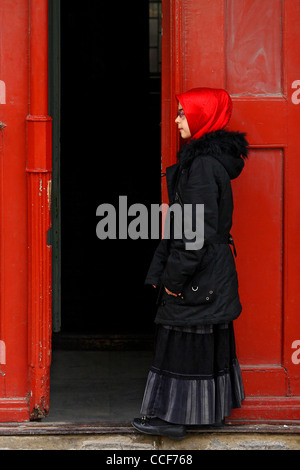 Giovane greco ragazzina musulmana al cancello di Eski Camii (significa "vecchia moschea"), Komotini town, prefettura di Rodopi, Tracia, Grecia Foto Stock