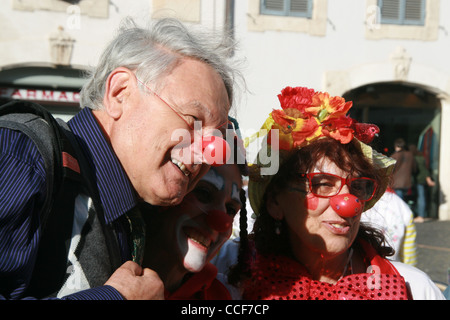 Clown terapia membri celebrando Red Nose day a roma italia Foto Stock