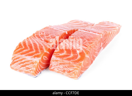 Due fette di filetto di salmone isolati su sfondo bianco Foto Stock