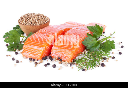 Due fette di filetto di trota con spezie isolati su sfondo bianco Foto Stock