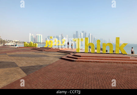 Slogan di realizzare e pensare sulla Corniche di Doha, in Qatar Foto Stock