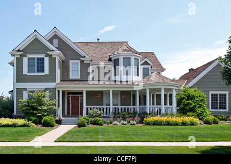 Casa suburbana con verde schierata e portico anteriore Foto Stock