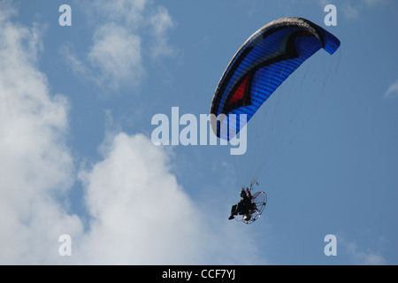 L uomo del parapendio o para-motoring nel cielo Foto Stock