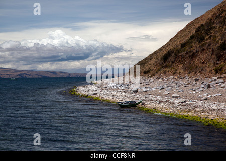 La Isla del Sol, il luogo di nascita di Incas, sul lato boliviana del lago Titicaca. Foto Stock