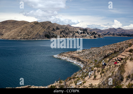 La Isla del Sol, il luogo di nascita di Incas, sul lato boliviana del lago Titicaca. Foto Stock