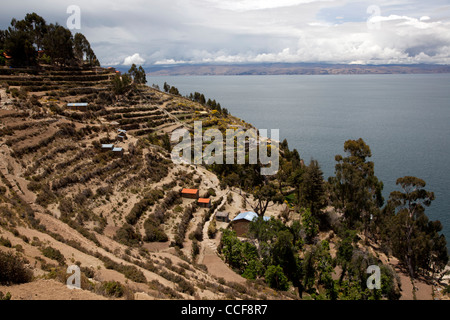 La Isla del Sol, il luogo di nascita di Incas, sul lato boliviana del lago Titicaca. Foto Stock