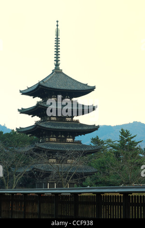 Vista panoramica sulla tradizionale di cinque piani pagoda in legno nel Tempio di Kofuku-ji, Nara, Giappone a inizio Twilight time Foto Stock