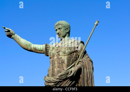 Statua di bronzo di imperatore Cesare Augusto su Via dei Fori Imperiali di Roma, Italia Foto Stock