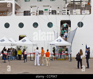 I passeggeri di imbarcarsi MSC Armonia a Cagliari, Italia Foto Stock