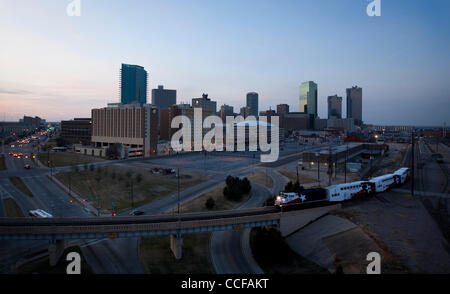 Dic. 27, 2010 - Fort Worth, Texas, Stati Uniti d'America - 12/27/2010. Un Trinity Railway Express (TRE) treni pendolari passa a sud di Cavendish Fort Worth, Texas su una sera d'inverno. (Credito Immagine: © ZUMA Ralph Lauer/ZUMAPRESS.com) Foto Stock