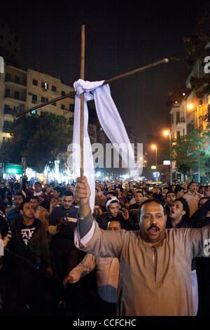 Il 1 gennaio, 2011 - Cairo, Egitto - 20110101 - Cairo, Egitto - .una miscela i cristiani e i musulmani hanno protestato contro il governo egiziano e la chiesa di Alessandria attentato al Cairo la periferia nord di Shubra. Le proteste sono state in gran parte pacifica e a volte sono cresciuti per almeno un paio di centinaia di partecipanti. Shu Foto Stock