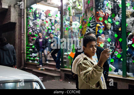 Il 1 gennaio, 2011 - Cairo, Egitto - 20110101 - Cairo, Egitto - .una miscela i cristiani e i musulmani hanno protestato contro il governo egiziano e la chiesa di Alessandria attentato al Cairo la periferia nord di Shubra. Le proteste sono state in gran parte pacifica e a volte sono cresciuti per almeno un paio di centinaia di partecipanti. Shu Foto Stock