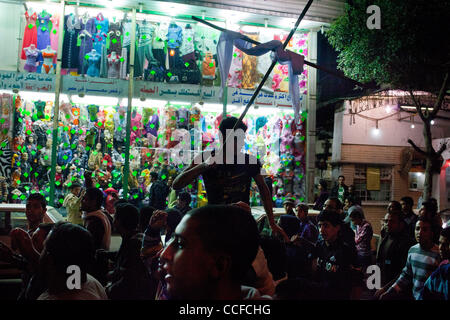 Il 1 gennaio, 2011 - Cairo, Egitto - 20110101 - Cairo, Egitto - .una miscela i cristiani e i musulmani hanno protestato contro il governo egiziano e la chiesa di Alessandria attentato al Cairo la periferia nord di Shubra. Le proteste sono state in gran parte pacifica e a volte sono cresciuti per almeno un paio di centinaia di partecipanti. Shu Foto Stock