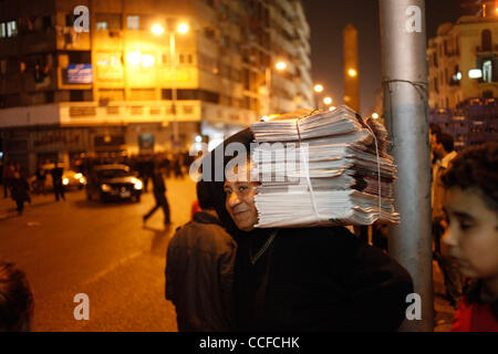 Il 1 gennaio, 2011 - Cairo, Egitto - 20110101 - Cairo, Egitto - .una miscela i cristiani e i musulmani hanno protestato contro il governo egiziano e la chiesa di Alessandria attentato al Cairo la periferia nord di Shubra. Le proteste sono state in gran parte pacifica e a volte sono cresciuti per almeno un paio di centinaia di partecipanti. Shu Foto Stock