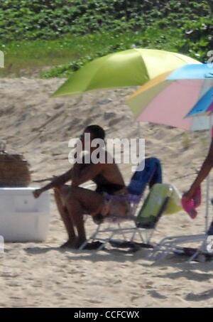 Jan 01, 2011 - Kaneohe Bay, Hawaii, Stati Uniti - La First Lady Michelle Obama si siede sulla spiaggia durante una gita di famiglia a piramide di roccia sulla spiaggia Marine Corps base Hawaii. (Credito Immagine: © Bill Rock/ZUMAPRESS.com) Foto Stock