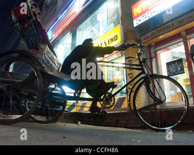 I conducenti di tre ruote di biciclette risciò taxi al lavoro a Dacca in Bangladesh Foto Stock