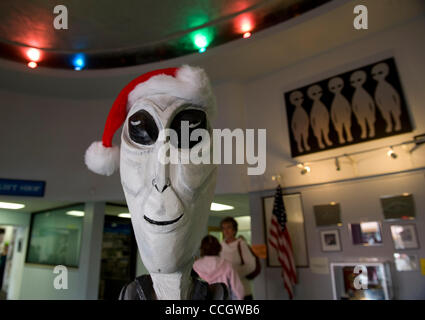 Dic. 27, 2010 - Roswell, New Mexico, U.S - un ''alien'' in un cappello di Natale che accoglie i visitatori all'International UFO Museum e il Centro di ricerche di Roswell. Molti appassionati di UFO credere un alieno uno schianto astronave sbarcati in un ranch nei pressi di Roswell nel 1947. Il collegamento UFO attira turisti per le piccole Foto Stock