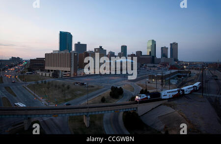 Dic. 27, 2010 - Fort Worth, Texas, Stati Uniti d'America - 12/27/2010. Un Trinity Railway Express (TRE) treni pendolari passa a sud di Cavendish Fort Worth, Texas su una sera d'inverno. (Credito Immagine: © ZUMA Ralph Lauer/ZUMAPRESS.com) Foto Stock