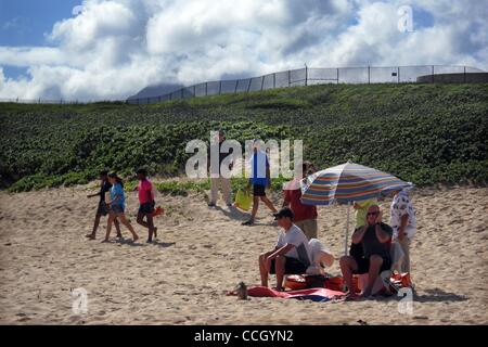 Jan 01, 2011 - Kaneohe Bay, Hawaii, Stati Uniti - Il Presidente Barack Obama passeggiate lungo la spiaggia durante una gita di famiglia a piramide di roccia sulla spiaggia Marine Corps base Hawaii. (Credito Immagine: © Bill Rock/ZUMAPRESS.com) Foto Stock