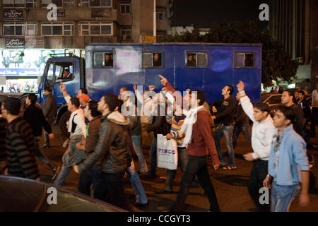 Il 1 gennaio, 2011 - Cairo, Egitto - 20110101 - Cairo, Egitto - .una miscela i cristiani e i musulmani hanno protestato contro il governo egiziano e la chiesa di Alessandria attentato al Cairo la periferia nord di Shubra. Le proteste sono state in gran parte pacifica e a volte sono cresciuti per almeno un paio di centinaia di partecipanti. Shu Foto Stock