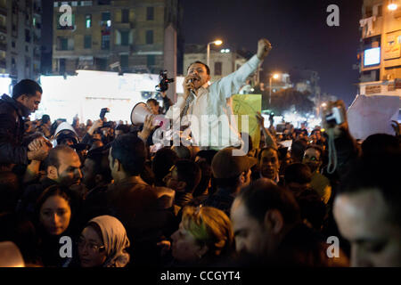 Il 1 gennaio, 2011 - Cairo, Egitto - 20110101 - Cairo, Egitto - .una miscela i cristiani e i musulmani hanno protestato contro il governo egiziano e la chiesa di Alessandria attentato al Cairo la periferia nord di Shubra. Le proteste sono state in gran parte pacifica e a volte sono cresciuti per almeno un paio di centinaia di partecipanti. Shu Foto Stock