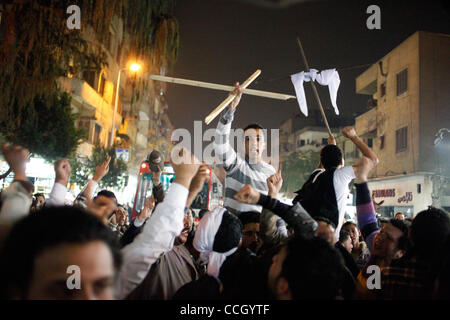 Il 1 gennaio, 2011 - Cairo, Egitto - 20110101 - Cairo, Egitto - .una miscela i cristiani e i musulmani hanno protestato contro il governo egiziano e la chiesa di Alessandria attentato al Cairo la periferia nord di Shubra. Le proteste sono state in gran parte pacifica e a volte sono cresciuti per almeno un paio di centinaia di partecipanti. Shu Foto Stock