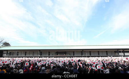 Gen 2, 2011 - Tokyo, Giappone - ben wishers riuniti per celebrare il nuovo anno con la famiglia imperiale giapponese sollevare le bandiere giapponesi durante la pubblicazione di aspetto della famiglia presso il palazzo imperiale a Tokyo in Giappone. (Credito Immagine: © Junko Kimura/Jana premere/ZUMAPRESS.com) Foto Stock