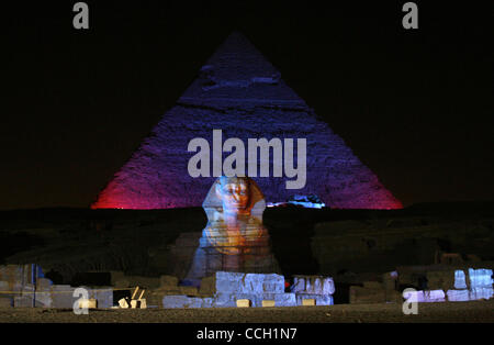 Jan 04, 2011 - Giza, Egitto - Luci sul Grande Sfinge e la piramide di Khafra. Di notte sul plateau di Giza, dopo che il sole ha impostato sotto le piramidi, le luci colorate venuto fuori e ballare tutta la sfinge e le piramidi in un specticle che è notoriamente conosciuta come la "sound e Spettacolo di Luci'. (Cre Foto Stock