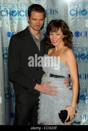 5 gennaio 2011 - Los Angeles, California, Stati Uniti - Autunno Reeser, Jesse Warren frequentando il 2011 People's Choice Awards Red Carpet arrivi presso il Nokia Theatre di Los Angeles, la California il 5 gennaio 2011. 2011.K66467lunga(Immagine di credito: © D. lunga/Globe foto/ZUMAPRESS.com) Foto Stock