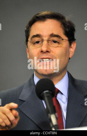 Dic. 15, 2010 - Washington, DC, Stati Uniti - Julius Genachowski, presidente della Commissione federale delle comunicazioni, parla nel corso di una conferenza stampa per rilasciare una relazione sullo stato di accesso a internet ad alta velocità o a banda larga negli Stati Uniti. Secondo la relazione, negli Stati Uniti è sceso dietro n. Foto Stock