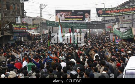 16 dic 2010 - Kashmir Srinagar, India - Kashmir musulmano sciita lutto del Kashmir estrarre una processione durante un Muharram processione alla vigilia di Ashura festival a Srinagar, capitale estiva del Kashmir indiano. Il cavallo rappresenta simbolicamente il cavallo di imam Hussein. Ashura, il più importa Foto Stock