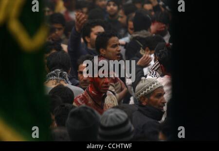 16 dic 2010 - Kashmir Srinagar, India - Kashmir musulmano sciita lutto del Kashmir estrarre una processione durante un Muharram processione alla vigilia di Ashura festival a Srinagar, capitale estiva del Kashmir indiano. Il cavallo rappresenta simbolicamente il cavallo di imam Hussein. Ashura, il più importa Foto Stock